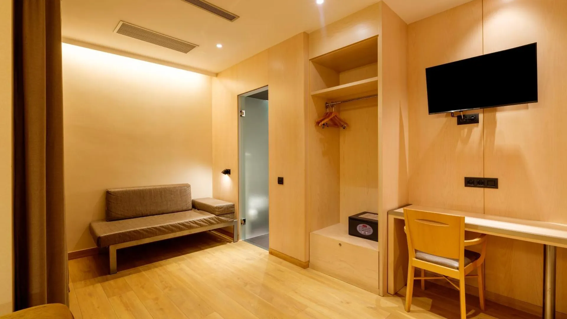 Barcelona House Hotel 3*,  Spain